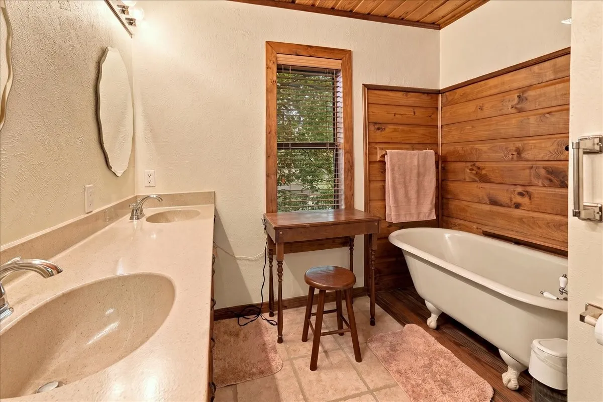 Single Family Residence For Sale in Wood County , 1135 County Road 2332, Mineola, Texas 75773, 4 Bedroom, 2 Bathroom, 4 Garage spaces, 3,065 Sqft, built in 1984, mls#21395079, Real Estate Agent in Mineola, Homes For Sale in Wood county, Homes For Sale in Mineola, Realtor in Mineola Texas, Real Estate Brokerage Independent Realty Texas, Luminita Cordes Realtor