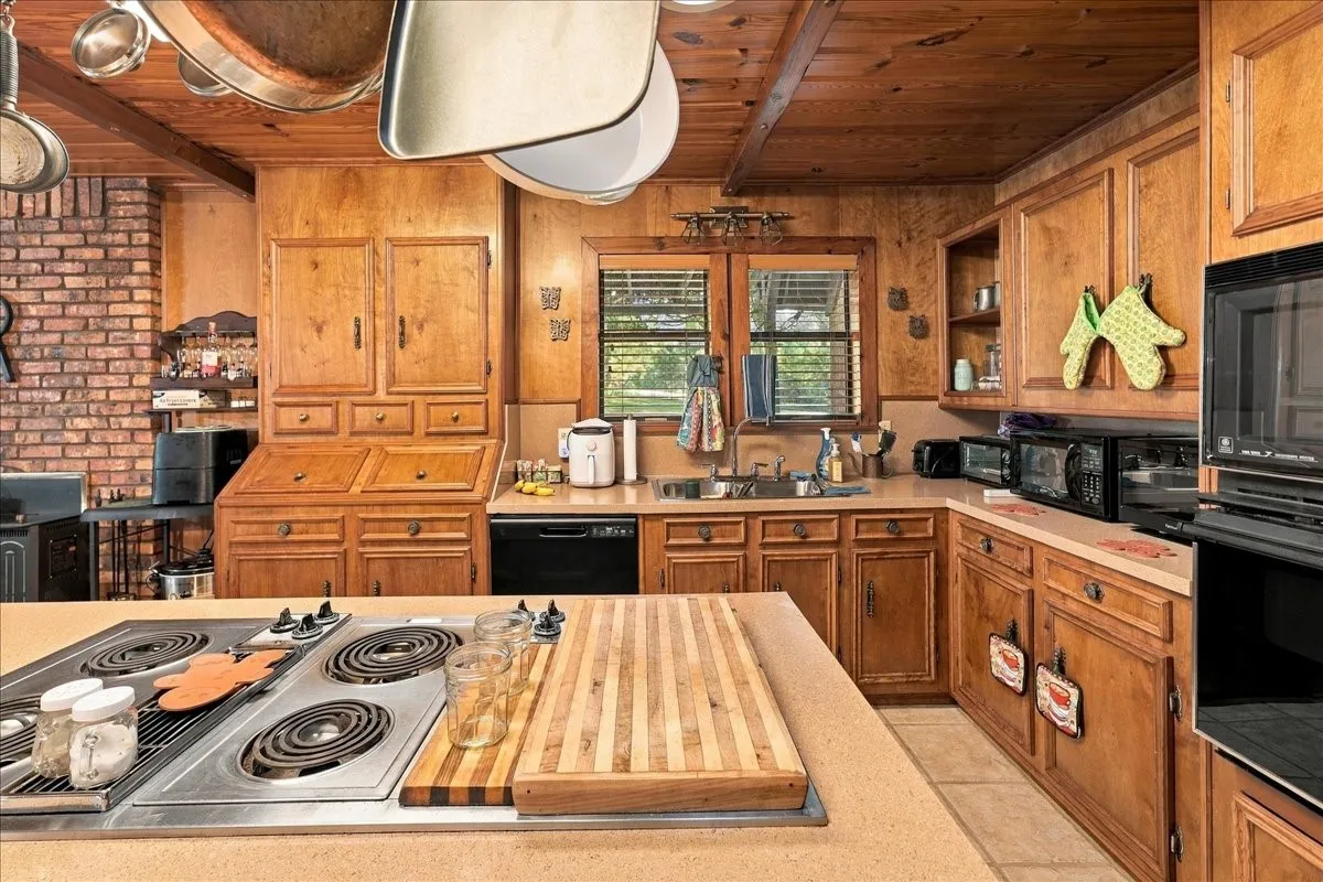 Single Family Residence For Sale in Wood County , 1135 County Road 2332, Mineola, Texas 75773, 4 Bedroom, 2 Bathroom, 4 Garage spaces, 3,065 Sqft, built in 1984, mls#21395079, Real Estate Agent in Mineola, Homes For Sale in Wood county, Homes For Sale in Mineola, Realtor in Mineola Texas, Real Estate Brokerage Independent Realty Texas, Luminita Cordes Realtor