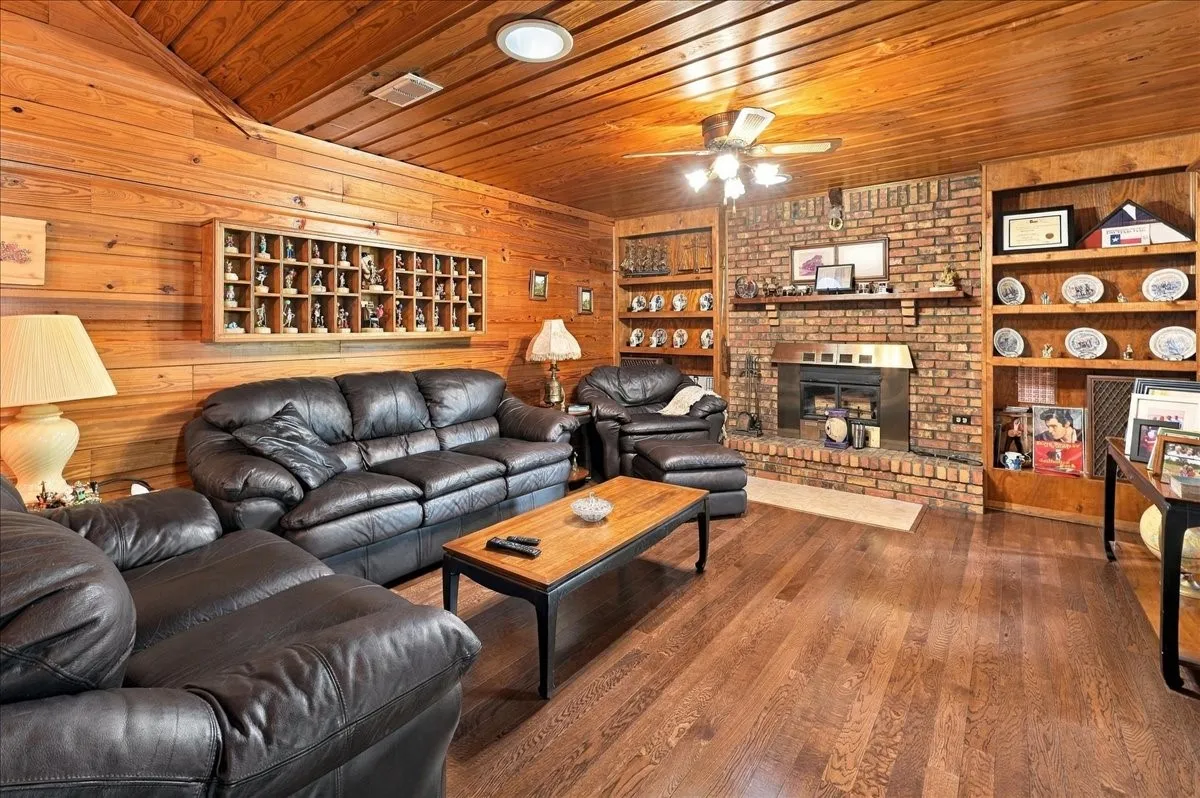 Single Family Residence For Sale in Wood County , 1135 County Road 2332, Mineola, Texas 75773, 4 Bedroom, 2 Bathroom, 4 Garage spaces, 3,065 Sqft, built in 1984, mls#21395079, Real Estate Agent in Mineola, Homes For Sale in Wood county, Homes For Sale in Mineola, Realtor in Mineola Texas, Real Estate Brokerage Independent Realty Texas, Luminita Cordes Realtor