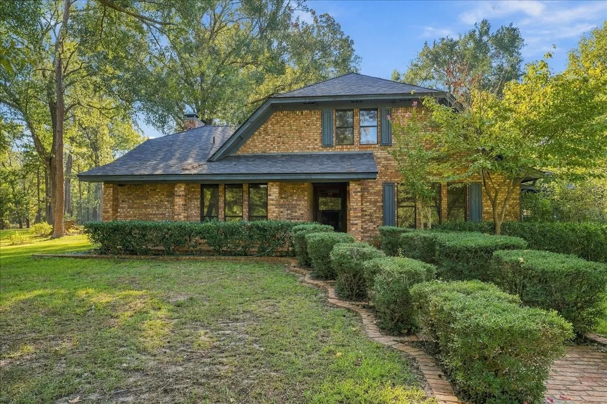 Single Family Residence For Sale in Wood County , 1135 County Road 2332, Mineola, Texas 75773, 4 Bedroom, 2 Bathroom, 4 Garage spaces, 3,065 Sqft, built in 1984, mls#21395079, Real Estate Agent in Mineola, Homes For Sale in Wood county, Homes For Sale in Mineola, Realtor in Mineola Texas, Real Estate Brokerage Independent Realty Texas, Luminita Cordes Realtor