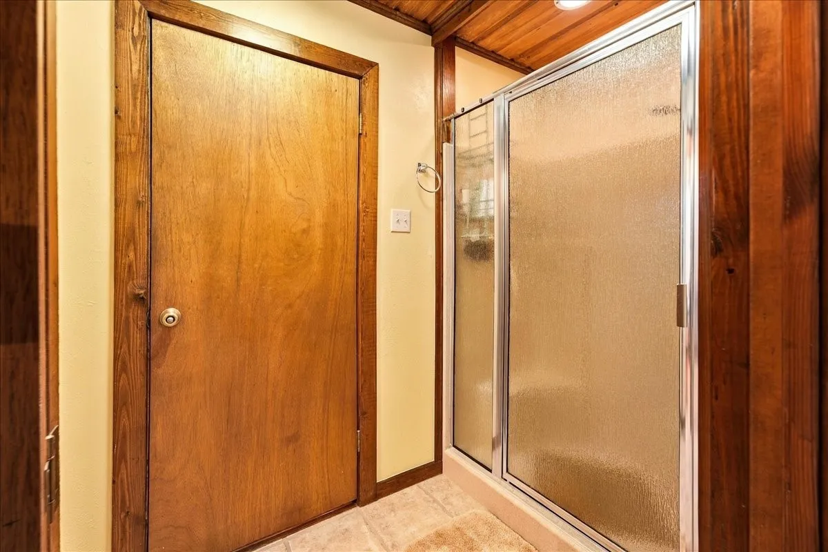Single Family Residence For Sale in Wood County , 1135 County Road 2332, Mineola, Texas 75773, 4 Bedroom, 2 Bathroom, 4 Garage spaces, 3,065 Sqft, built in 1984, mls#21395079, Real Estate Agent in Mineola, Homes For Sale in Wood county, Homes For Sale in Mineola, Realtor in Mineola Texas, Real Estate Brokerage Independent Realty Texas, Luminita Cordes Realtor