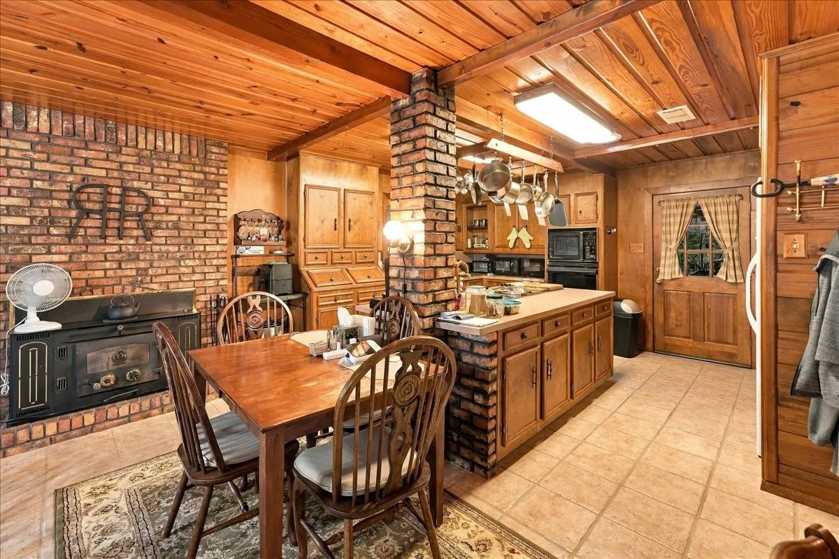Single Family Residence For Sale in Wood County , 1135 County Road 2332, Mineola, Texas 75773, 4 Bedroom, 2 Bathroom, 4 Garage spaces, 3,065 Sqft, built in 1984, mls#21395079, Real Estate Agent in Mineola, Homes For Sale in Wood county, Homes For Sale in Mineola, Realtor in Mineola Texas, Real Estate Brokerage Independent Realty Texas, Luminita Cordes Realtor