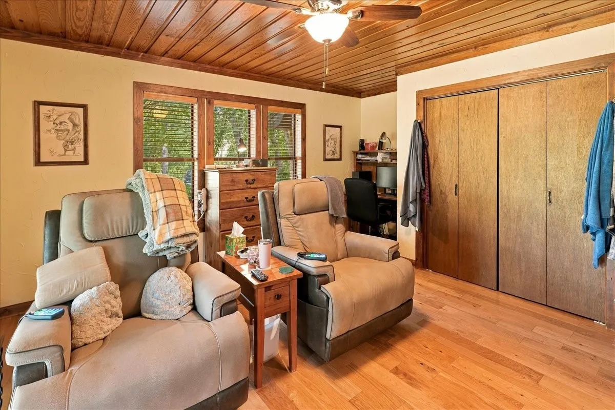 Single Family Residence For Sale in Wood County , 1135 County Road 2332, Mineola, Texas 75773, 4 Bedroom, 2 Bathroom, 4 Garage spaces, 3,065 Sqft, built in 1984, mls#21395079, Real Estate Agent in Mineola, Homes For Sale in Wood county, Homes For Sale in Mineola, Realtor in Mineola Texas, Real Estate Brokerage Independent Realty Texas, Luminita Cordes Realtor