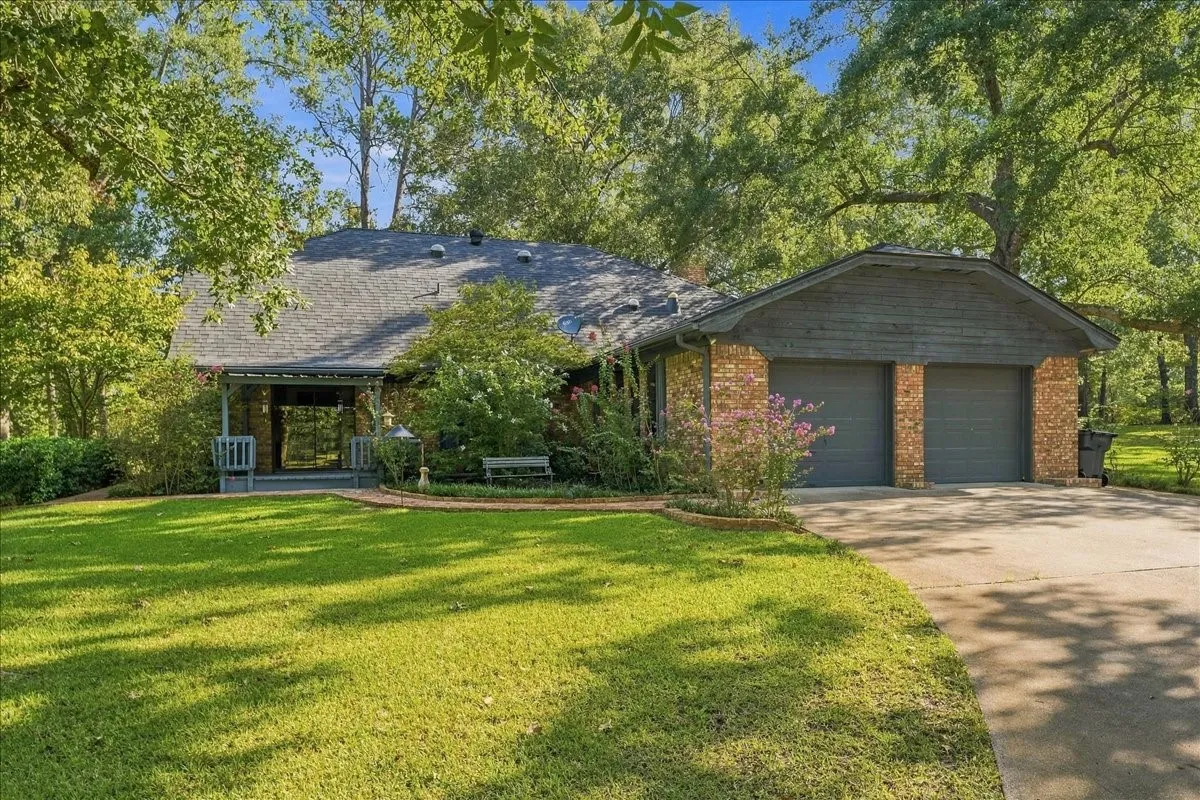 Single Family Residence For Sale in Wood County , 1135 County Road 2332, Mineola, Texas 75773, 4 Bedroom, 2 Bathroom, 4 Garage spaces, 3,065 Sqft, built in 1984, mls#21395079, Real Estate Agent in Mineola, Homes For Sale in Wood county, Homes For Sale in Mineola, Realtor in Mineola Texas, Real Estate Brokerage Independent Realty Texas, Luminita Cordes Realtor