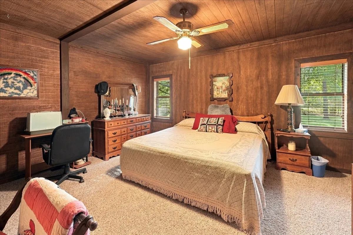 Single Family Residence For Sale in Wood County , 1135 County Road 2332, Mineola, Texas 75773, 4 Bedroom, 2 Bathroom, 4 Garage spaces, 3,065 Sqft, built in 1984, mls#21395079, Real Estate Agent in Mineola, Homes For Sale in Wood county, Homes For Sale in Mineola, Realtor in Mineola Texas, Real Estate Brokerage Independent Realty Texas, Luminita Cordes Realtor