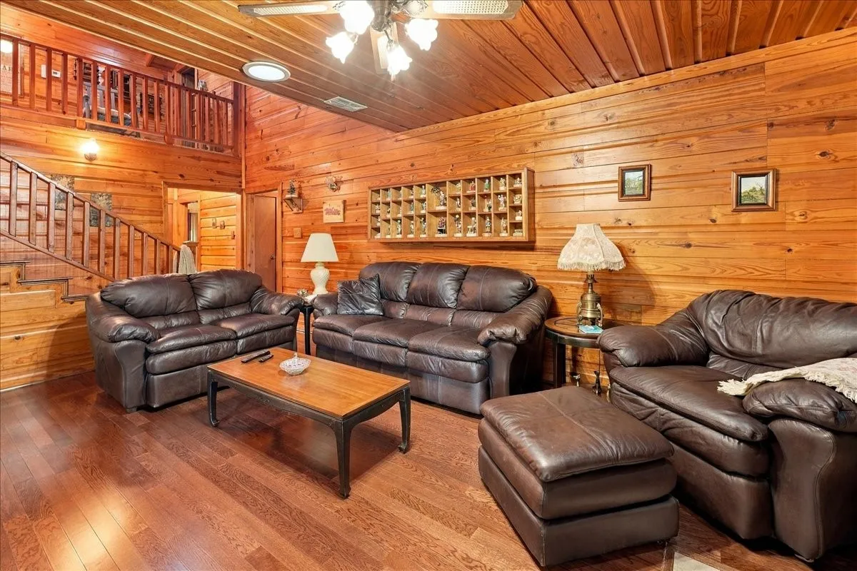 Single Family Residence For Sale in Wood County , 1135 County Road 2332, Mineola, Texas 75773, 4 Bedroom, 2 Bathroom, 4 Garage spaces, 3,065 Sqft, built in 1984, mls#21395079, Real Estate Agent in Mineola, Homes For Sale in Wood county, Homes For Sale in Mineola, Realtor in Mineola Texas, Real Estate Brokerage Independent Realty Texas, Luminita Cordes Realtor
