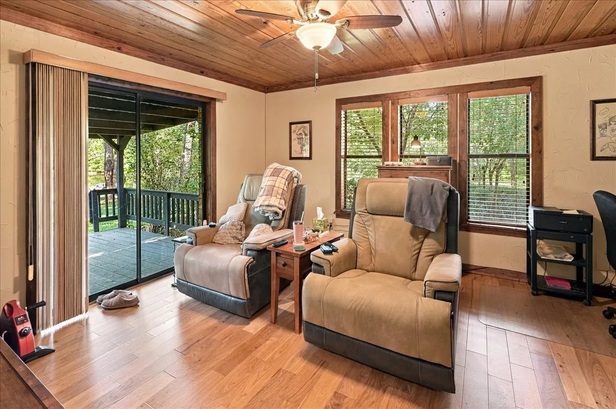 Single Family Residence For Sale in Wood County , 1135 County Road 2332, Mineola, Texas 75773, 4 Bedroom, 2 Bathroom, 4 Garage spaces, 3,065 Sqft, built in 1984, mls#21395079, Real Estate Agent in Mineola, Homes For Sale in Wood county, Homes For Sale in Mineola, Realtor in Mineola Texas, Real Estate Brokerage Independent Realty Texas, Luminita Cordes Realtor