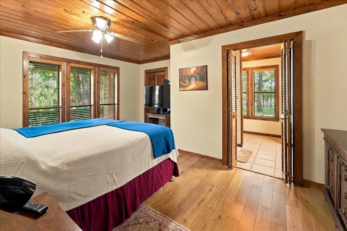 Single Family Residence For Sale in Wood County , 1135 County Road 2332, Mineola, Texas 75773, 4 Bedroom, 2 Bathroom, 4 Garage spaces, 3,065 Sqft, built in 1984, mls#21395079, Real Estate Agent in Mineola, Homes For Sale in Wood county, Homes For Sale in Mineola, Realtor in Mineola Texas, Real Estate Brokerage Independent Realty Texas, Luminita Cordes Realtor
