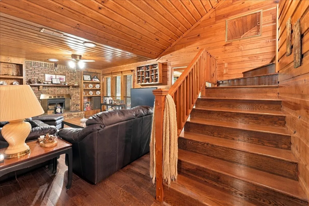Single Family Residence For Sale in Wood County , 1135 County Road 2332, Mineola, Texas 75773, 4 Bedroom, 2 Bathroom, 4 Garage spaces, 3,065 Sqft, built in 1984, mls#21395079, Real Estate Agent in Mineola, Homes For Sale in Wood county, Homes For Sale in Mineola, Realtor in Mineola Texas, Real Estate Brokerage Independent Realty Texas, Luminita Cordes Realtor