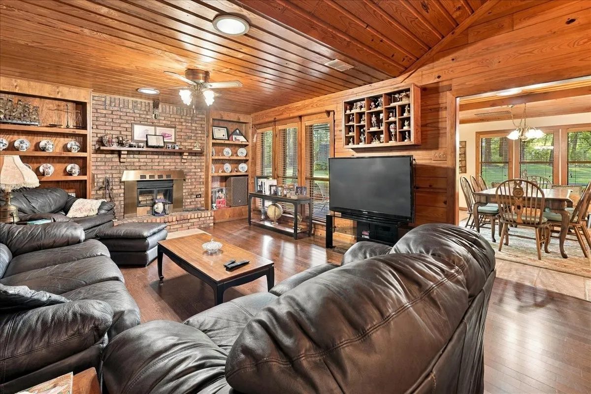 Single Family Residence For Sale in Wood County , 1135 County Road 2332, Mineola, Texas 75773, 4 Bedroom, 2 Bathroom, 4 Garage spaces, 3,065 Sqft, built in 1984, mls#21395079, Real Estate Agent in Mineola, Homes For Sale in Wood county, Homes For Sale in Mineola, Realtor in Mineola Texas, Real Estate Brokerage Independent Realty Texas, Luminita Cordes Realtor