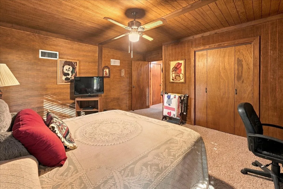 Single Family Residence For Sale in Wood County , 1135 County Road 2332, Mineola, Texas 75773, 4 Bedroom, 2 Bathroom, 4 Garage spaces, 3,065 Sqft, built in 1984, mls#21395079, Real Estate Agent in Mineola, Homes For Sale in Wood county, Homes For Sale in Mineola, Realtor in Mineola Texas, Real Estate Brokerage Independent Realty Texas, Luminita Cordes Realtor