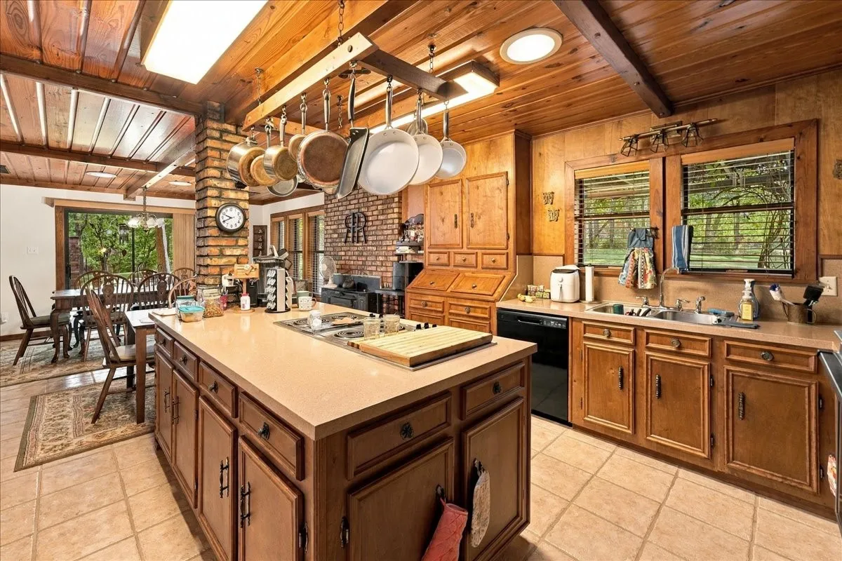 Single Family Residence For Sale in Wood County , 1135 County Road 2332, Mineola, Texas 75773, 4 Bedroom, 2 Bathroom, 4 Garage spaces, 3,065 Sqft, built in 1984, mls#21395079, Real Estate Agent in Mineola, Homes For Sale in Wood county, Homes For Sale in Mineola, Realtor in Mineola Texas, Real Estate Brokerage Independent Realty Texas, Luminita Cordes Realtor