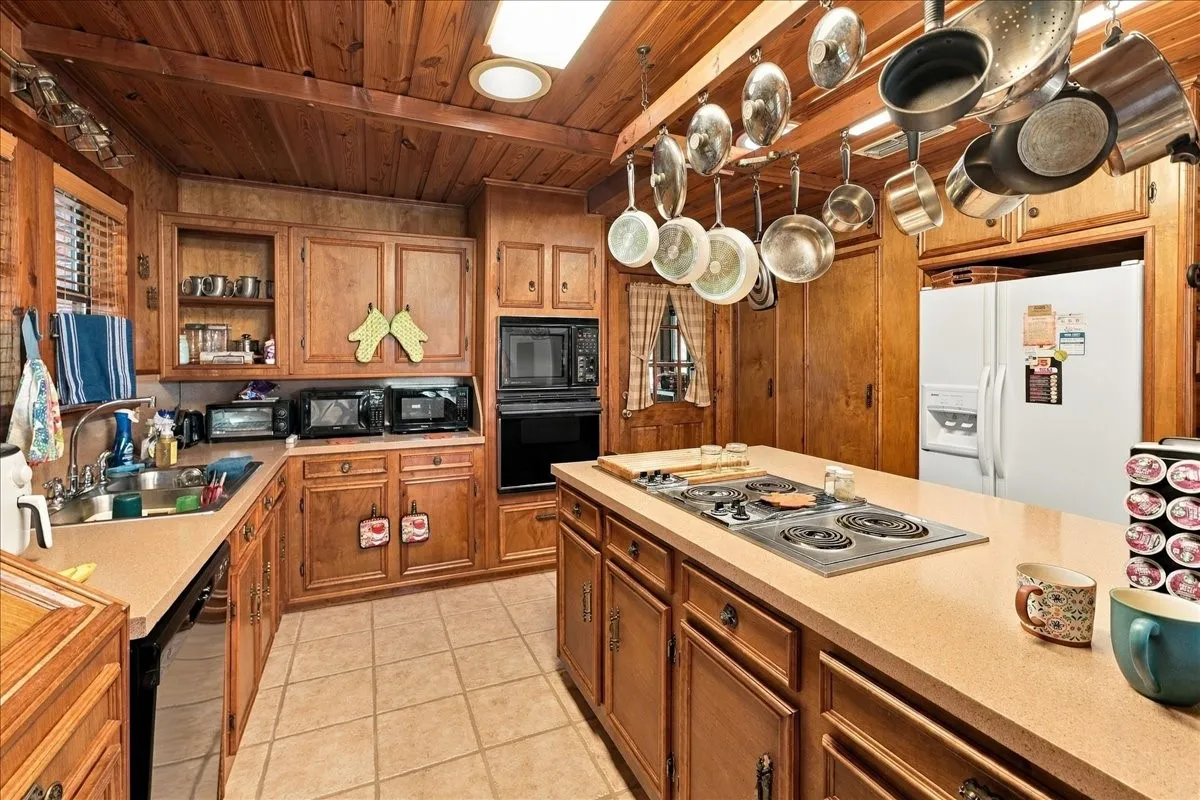 Single Family Residence For Sale in Wood County , 1135 County Road 2332, Mineola, Texas 75773, 4 Bedroom, 2 Bathroom, 4 Garage spaces, 3,065 Sqft, built in 1984, mls#21395079, Real Estate Agent in Mineola, Homes For Sale in Wood county, Homes For Sale in Mineola, Realtor in Mineola Texas, Real Estate Brokerage Independent Realty Texas, Luminita Cordes Realtor