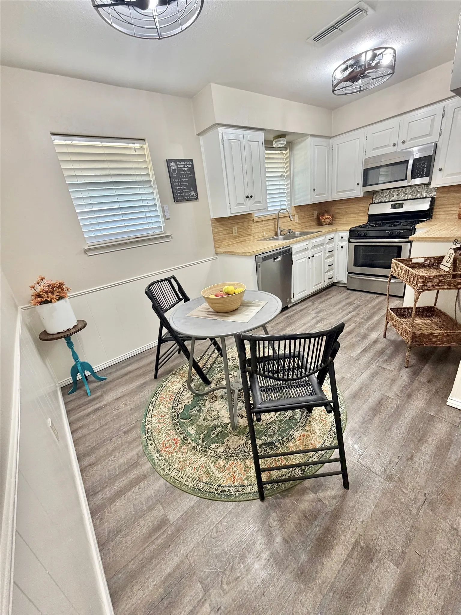 Single Family Residence For Rent in Denton County , 101 Diane Drive, Sanger, Texas 76266, 3 Bedroom, 2 Bathroom, 2 Garage spaces, 1,222 Sqft, built in 1982, mls#21396751, Real Estate Agent in Sanger, Homes For Rent in Denton county, Homes For Rent in Sanger, Realtor in Sanger Texas, Real Estate Brokerage Independent Realty Texas, Luminita Cordes Realtor