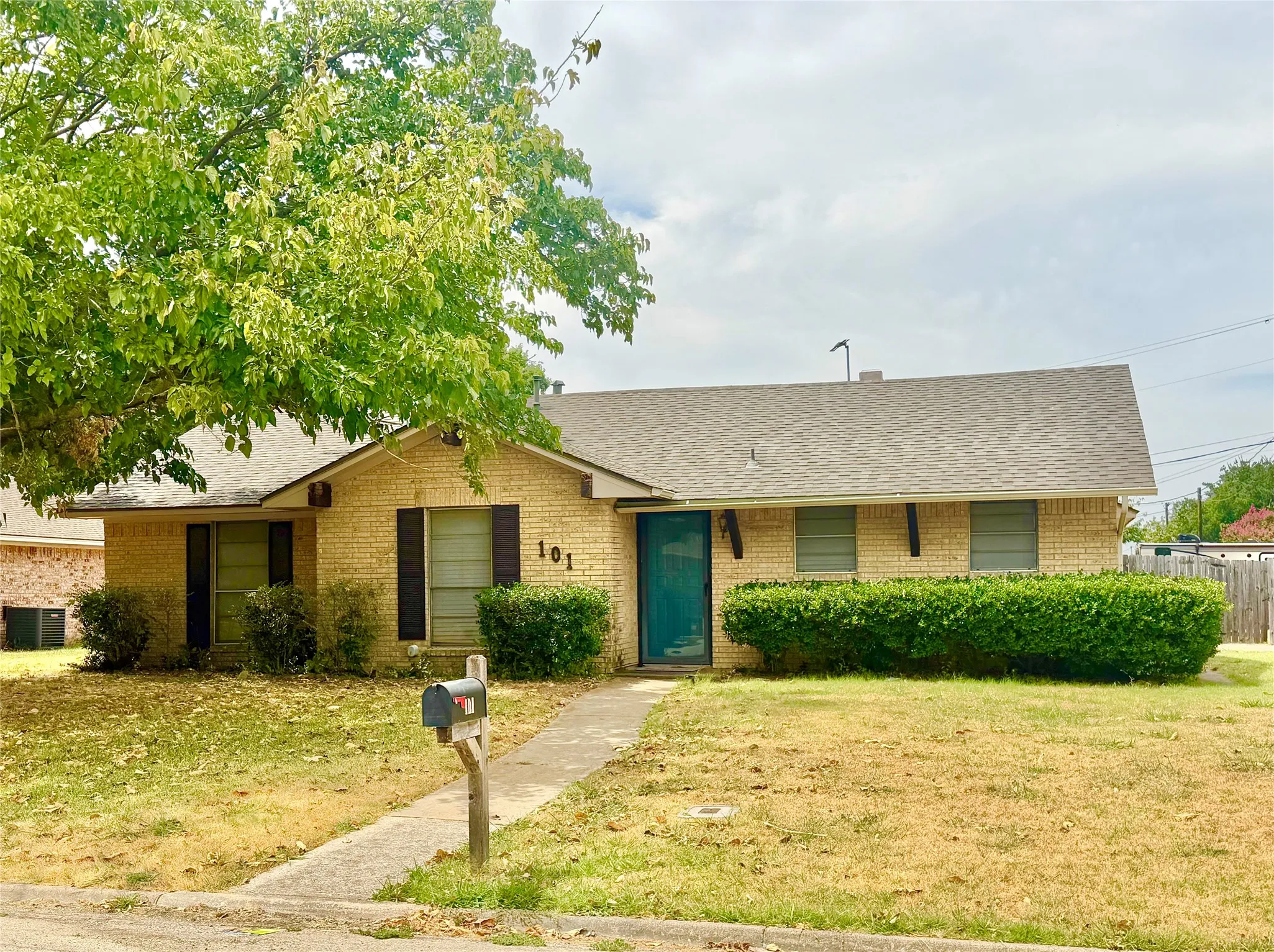 Single Family Residence For Rent in Denton County , 101 Diane Drive, Sanger, Texas 76266, 3 Bedroom, 2 Bathroom, 2 Garage spaces, 1,222 Sqft, built in 1982, mls#21396751, Real Estate Agent in Sanger, Homes For Rent in Denton county, Homes For Rent in Sanger, Realtor in Sanger Texas, Real Estate Brokerage Independent Realty Texas, Luminita Cordes Realtor