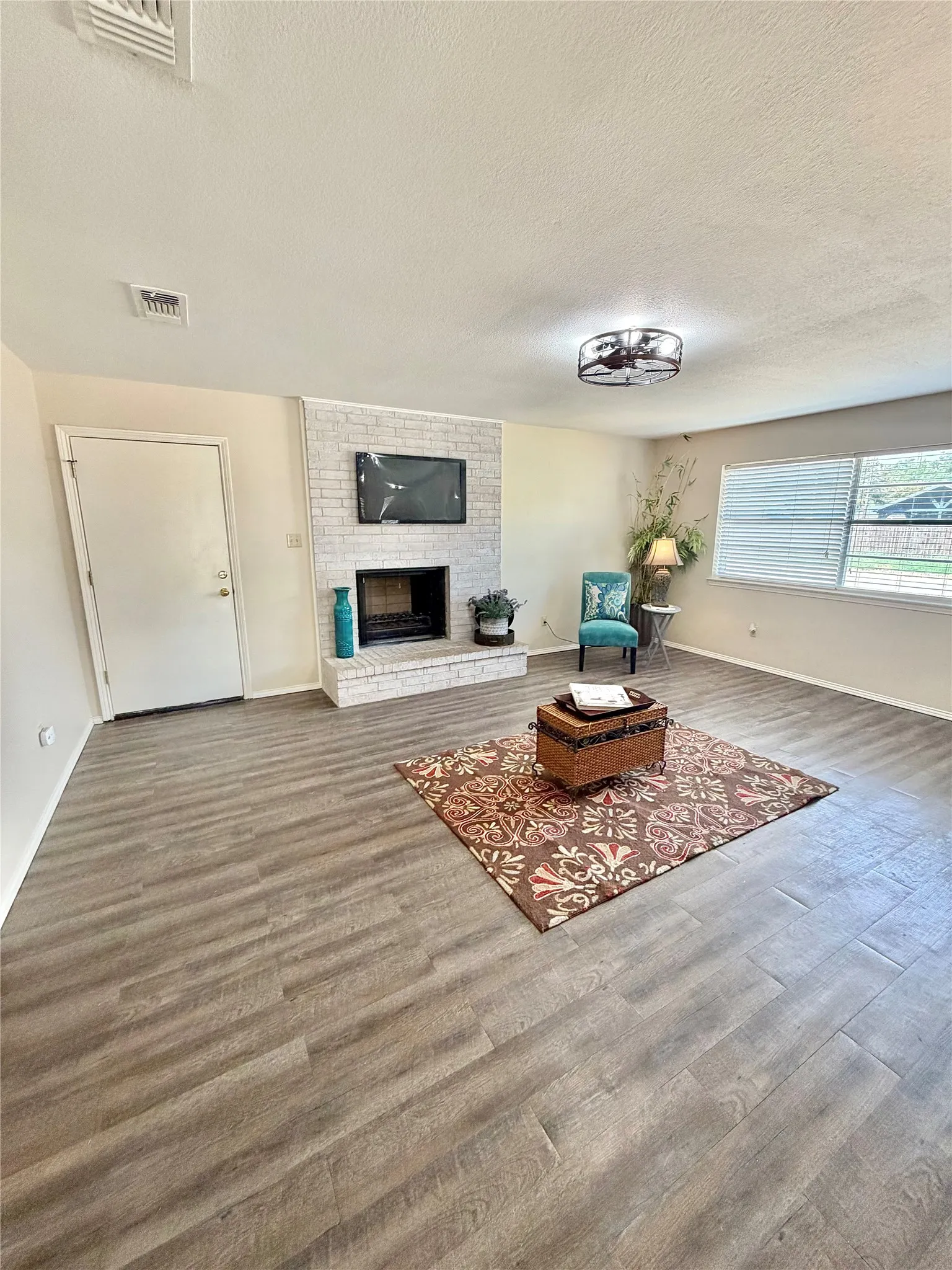 Single Family Residence For Rent in Denton County , 101 Diane Drive, Sanger, Texas 76266, 3 Bedroom, 2 Bathroom, 2 Garage spaces, 1,222 Sqft, built in 1982, mls#21396751, Real Estate Agent in Sanger, Homes For Rent in Denton county, Homes For Rent in Sanger, Realtor in Sanger Texas, Real Estate Brokerage Independent Realty Texas, Luminita Cordes Realtor