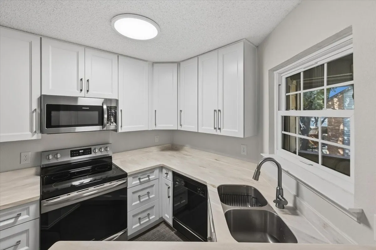 Condominium For Sale in Tarrant County , 264 Jefferson Parkway, Fort Worth, Texas 76107, 2 Bedroom, 1 Bathroom, Garage spaces, 948 Sqft, built in 1984, mls#21395718, Real Estate Agent in Fort Worth, Homes For Sale in Tarrant county, Homes For Sale in Fort Worth, Realtor in Fort Worth Texas, Real Estate Brokerage Independent Realty Texas, Luminita Cordes Realtor