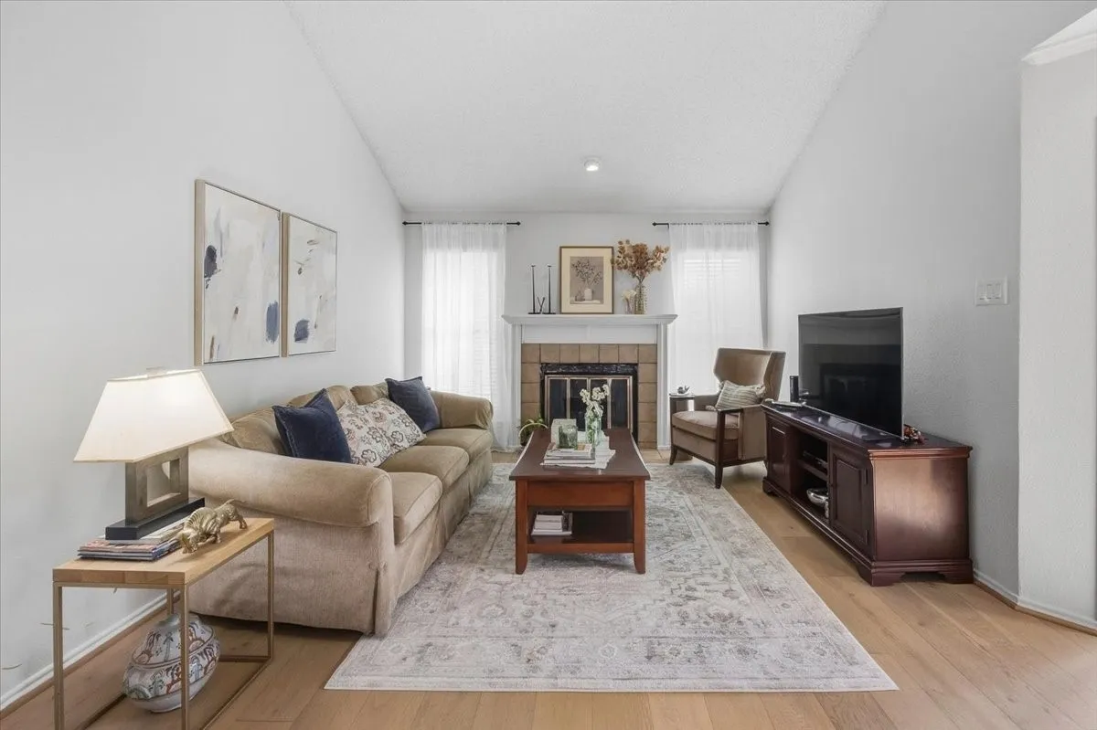 Condominium For Sale in Tarrant County , 264 Jefferson Parkway, Fort Worth, Texas 76107, 2 Bedroom, 1 Bathroom, Garage spaces, 948 Sqft, built in 1984, mls#21395718, Real Estate Agent in Fort Worth, Homes For Sale in Tarrant county, Homes For Sale in Fort Worth, Realtor in Fort Worth Texas, Real Estate Brokerage Independent Realty Texas, Luminita Cordes Realtor
