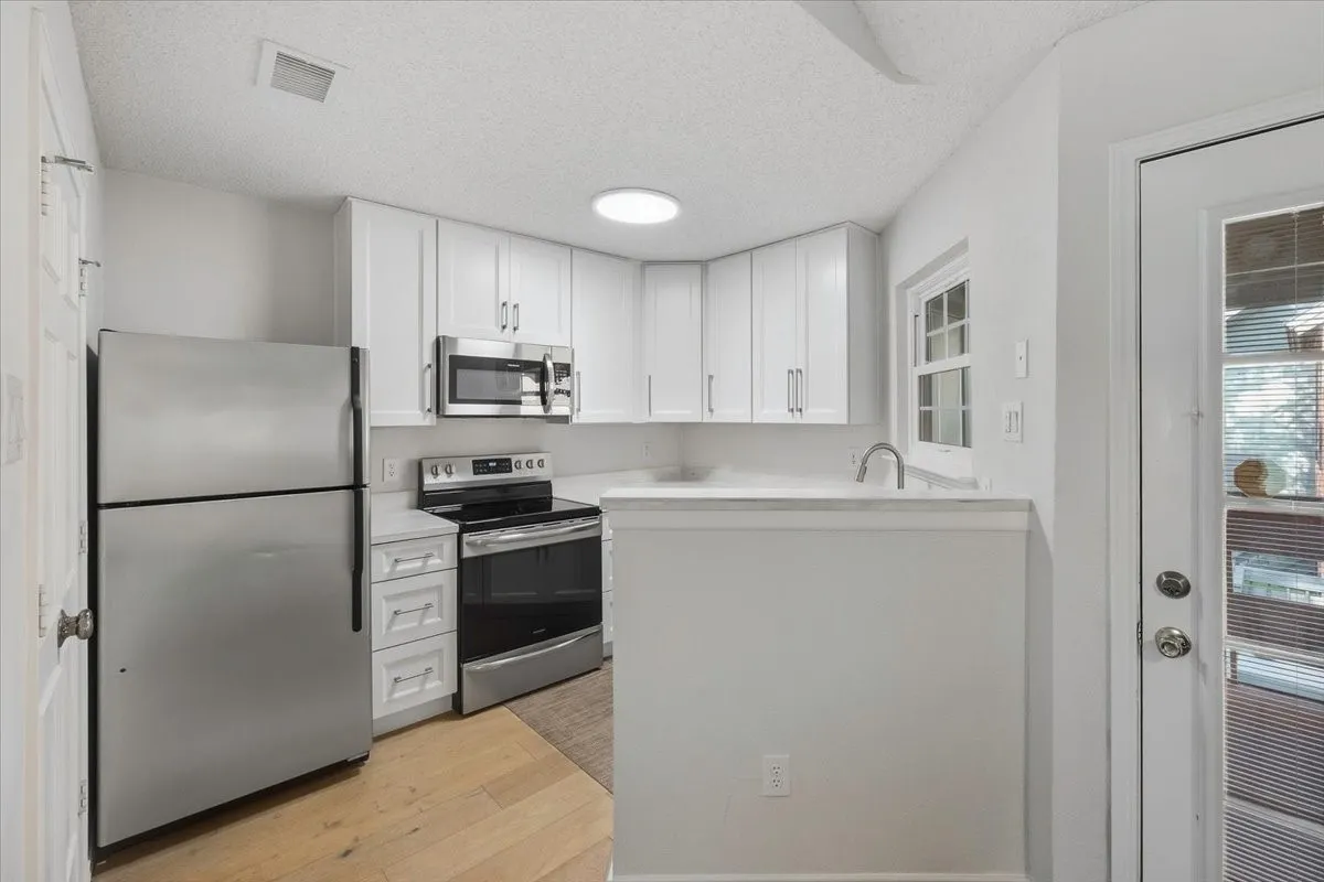Condominium For Sale in Tarrant County , 264 Jefferson Parkway, Fort Worth, Texas 76107, 2 Bedroom, 1 Bathroom, Garage spaces, 948 Sqft, built in 1984, mls#21395718, Real Estate Agent in Fort Worth, Homes For Sale in Tarrant county, Homes For Sale in Fort Worth, Realtor in Fort Worth Texas, Real Estate Brokerage Independent Realty Texas, Luminita Cordes Realtor
