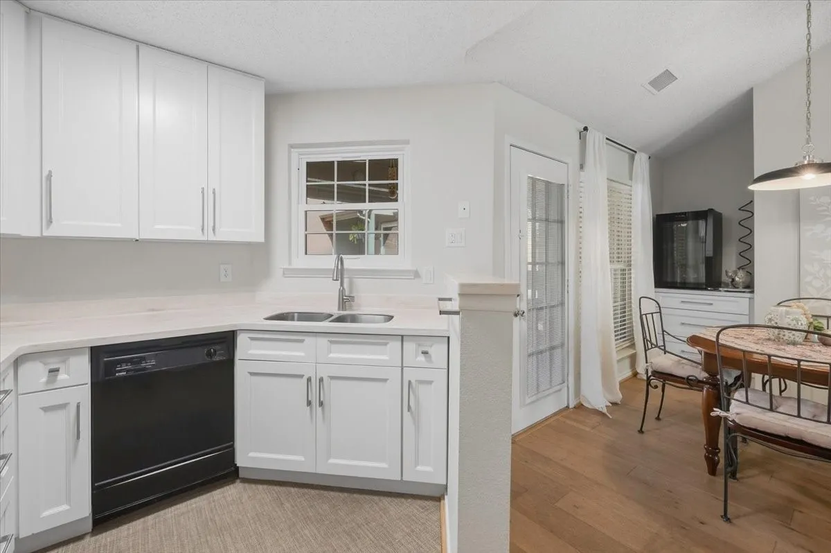 Condominium For Sale in Tarrant County , 264 Jefferson Parkway, Fort Worth, Texas 76107, 2 Bedroom, 1 Bathroom, Garage spaces, 948 Sqft, built in 1984, mls#21395718, Real Estate Agent in Fort Worth, Homes For Sale in Tarrant county, Homes For Sale in Fort Worth, Realtor in Fort Worth Texas, Real Estate Brokerage Independent Realty Texas, Luminita Cordes Realtor