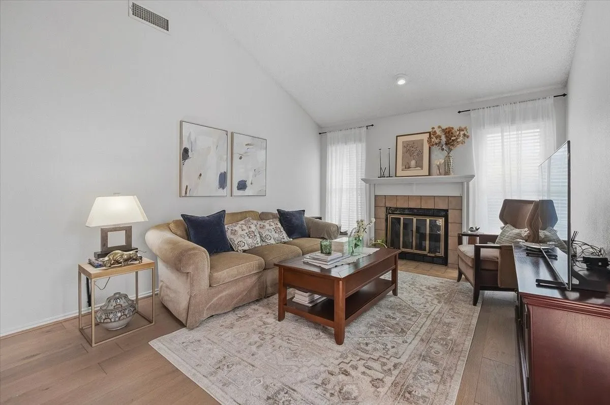 Condominium For Sale in Tarrant County , 264 Jefferson Parkway, Fort Worth, Texas 76107, 2 Bedroom, 1 Bathroom, Garage spaces, 948 Sqft, built in 1984, mls#21395718, Real Estate Agent in Fort Worth, Homes For Sale in Tarrant county, Homes For Sale in Fort Worth, Realtor in Fort Worth Texas, Real Estate Brokerage Independent Realty Texas, Luminita Cordes Realtor