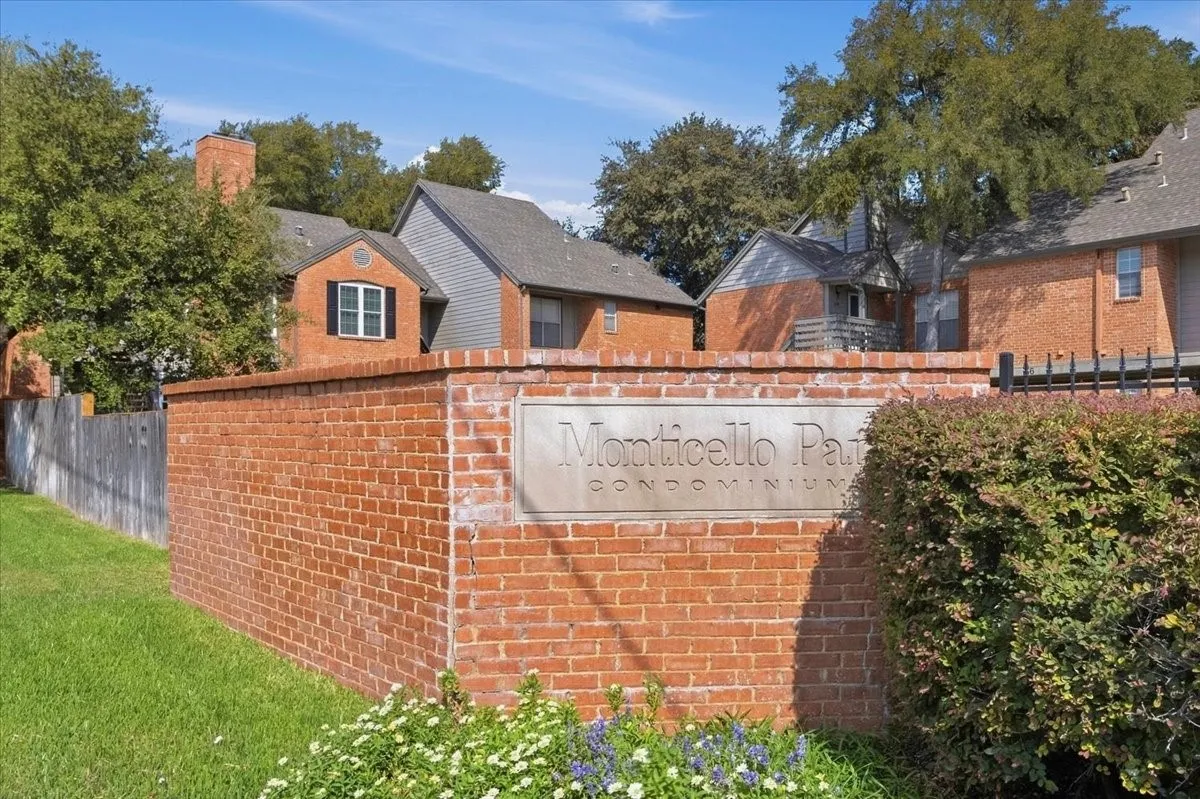 Condominium For Sale in Tarrant County , 264 Jefferson Parkway, Fort Worth, Texas 76107, 2 Bedroom, 1 Bathroom, Garage spaces, 948 Sqft, built in 1984, mls#21395718, Real Estate Agent in Fort Worth, Homes For Sale in Tarrant county, Homes For Sale in Fort Worth, Realtor in Fort Worth Texas, Real Estate Brokerage Independent Realty Texas, Luminita Cordes Realtor