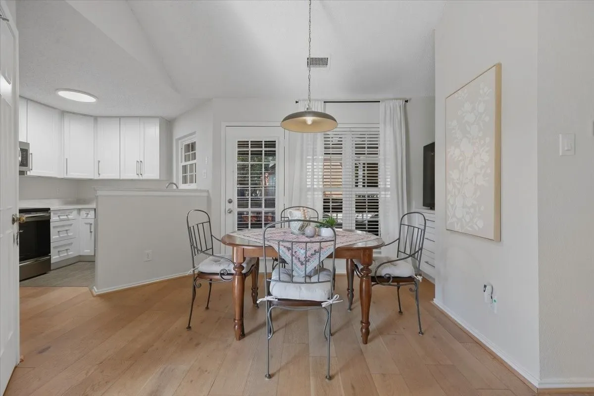 Condominium For Sale in Tarrant County , 264 Jefferson Parkway, Fort Worth, Texas 76107, 2 Bedroom, 1 Bathroom, Garage spaces, 948 Sqft, built in 1984, mls#21395718, Real Estate Agent in Fort Worth, Homes For Sale in Tarrant county, Homes For Sale in Fort Worth, Realtor in Fort Worth Texas, Real Estate Brokerage Independent Realty Texas, Luminita Cordes Realtor