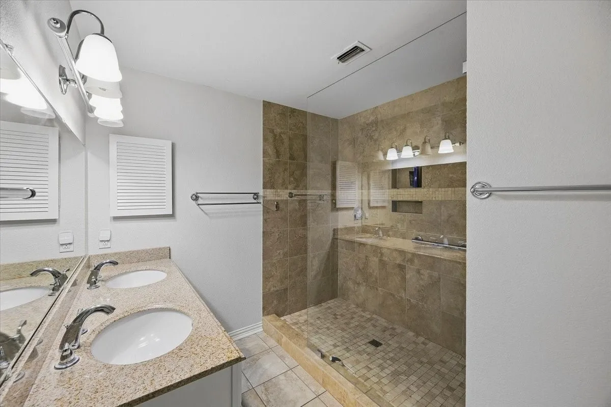 Condominium For Sale in Tarrant County , 264 Jefferson Parkway, Fort Worth, Texas 76107, 2 Bedroom, 1 Bathroom, Garage spaces, 948 Sqft, built in 1984, mls#21395718, Real Estate Agent in Fort Worth, Homes For Sale in Tarrant county, Homes For Sale in Fort Worth, Realtor in Fort Worth Texas, Real Estate Brokerage Independent Realty Texas, Luminita Cordes Realtor