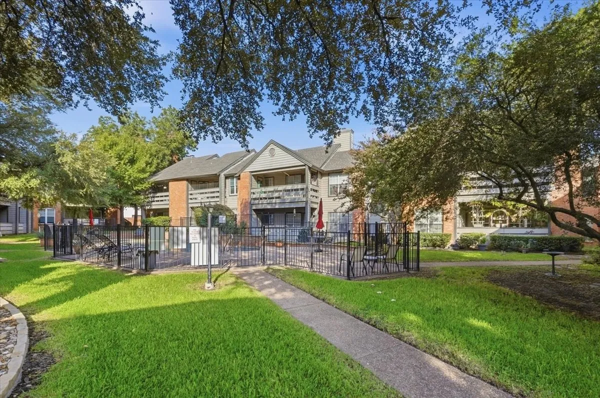 Condominium For Sale in Tarrant County , 264 Jefferson Parkway, Fort Worth, Texas 76107, 2 Bedroom, 1 Bathroom, Garage spaces, 948 Sqft, built in 1984, mls#21395718, Real Estate Agent in Fort Worth, Homes For Sale in Tarrant county, Homes For Sale in Fort Worth, Realtor in Fort Worth Texas, Real Estate Brokerage Independent Realty Texas, Luminita Cordes Realtor