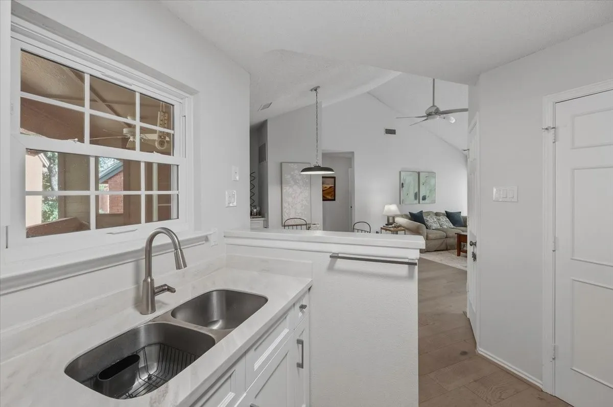 Condominium For Sale in Tarrant County , 264 Jefferson Parkway, Fort Worth, Texas 76107, 2 Bedroom, 1 Bathroom, Garage spaces, 948 Sqft, built in 1984, mls#21395718, Real Estate Agent in Fort Worth, Homes For Sale in Tarrant county, Homes For Sale in Fort Worth, Realtor in Fort Worth Texas, Real Estate Brokerage Independent Realty Texas, Luminita Cordes Realtor