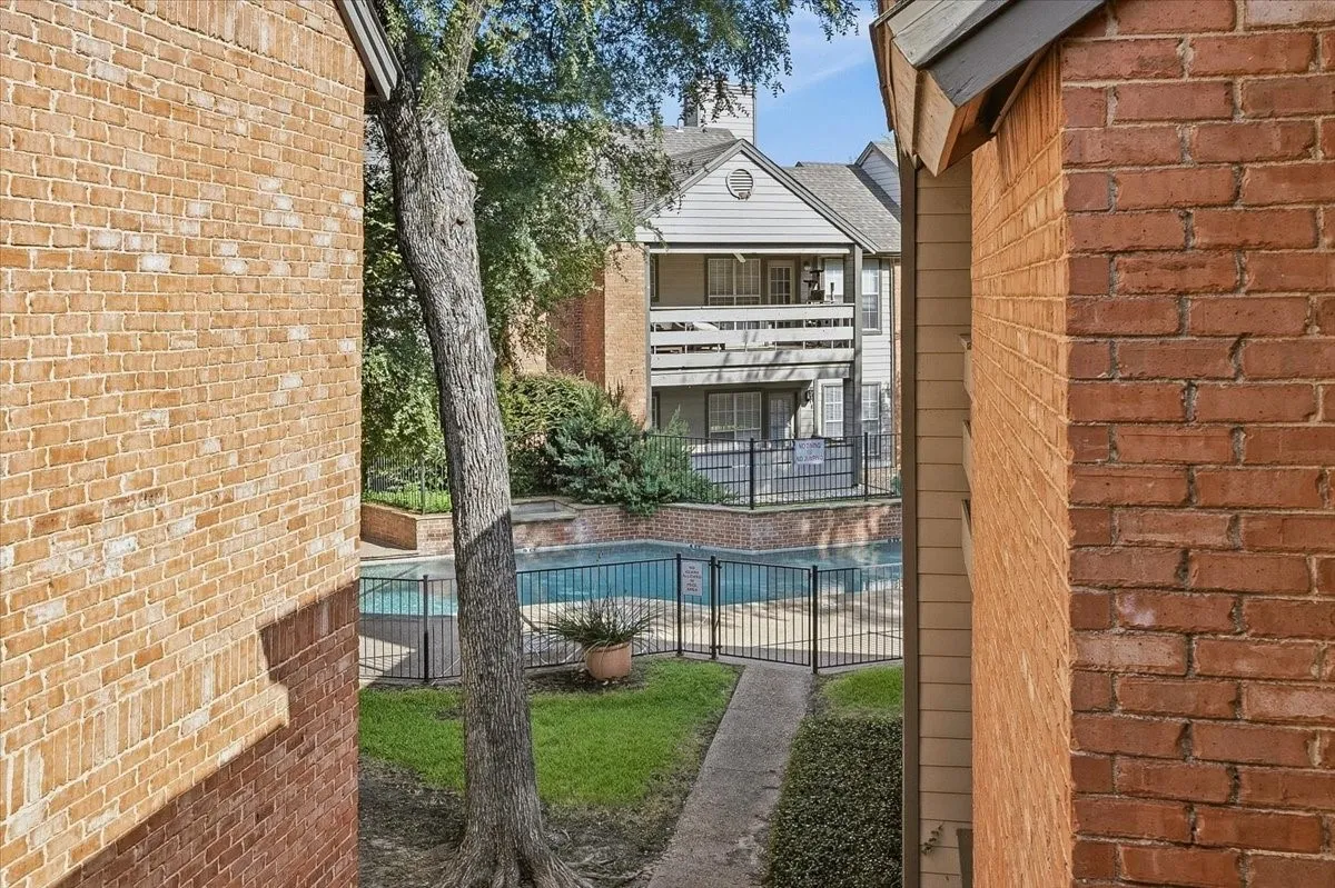 Condominium For Sale in Tarrant County , 264 Jefferson Parkway, Fort Worth, Texas 76107, 2 Bedroom, 1 Bathroom, Garage spaces, 948 Sqft, built in 1984, mls#21395718, Real Estate Agent in Fort Worth, Homes For Sale in Tarrant county, Homes For Sale in Fort Worth, Realtor in Fort Worth Texas, Real Estate Brokerage Independent Realty Texas, Luminita Cordes Realtor