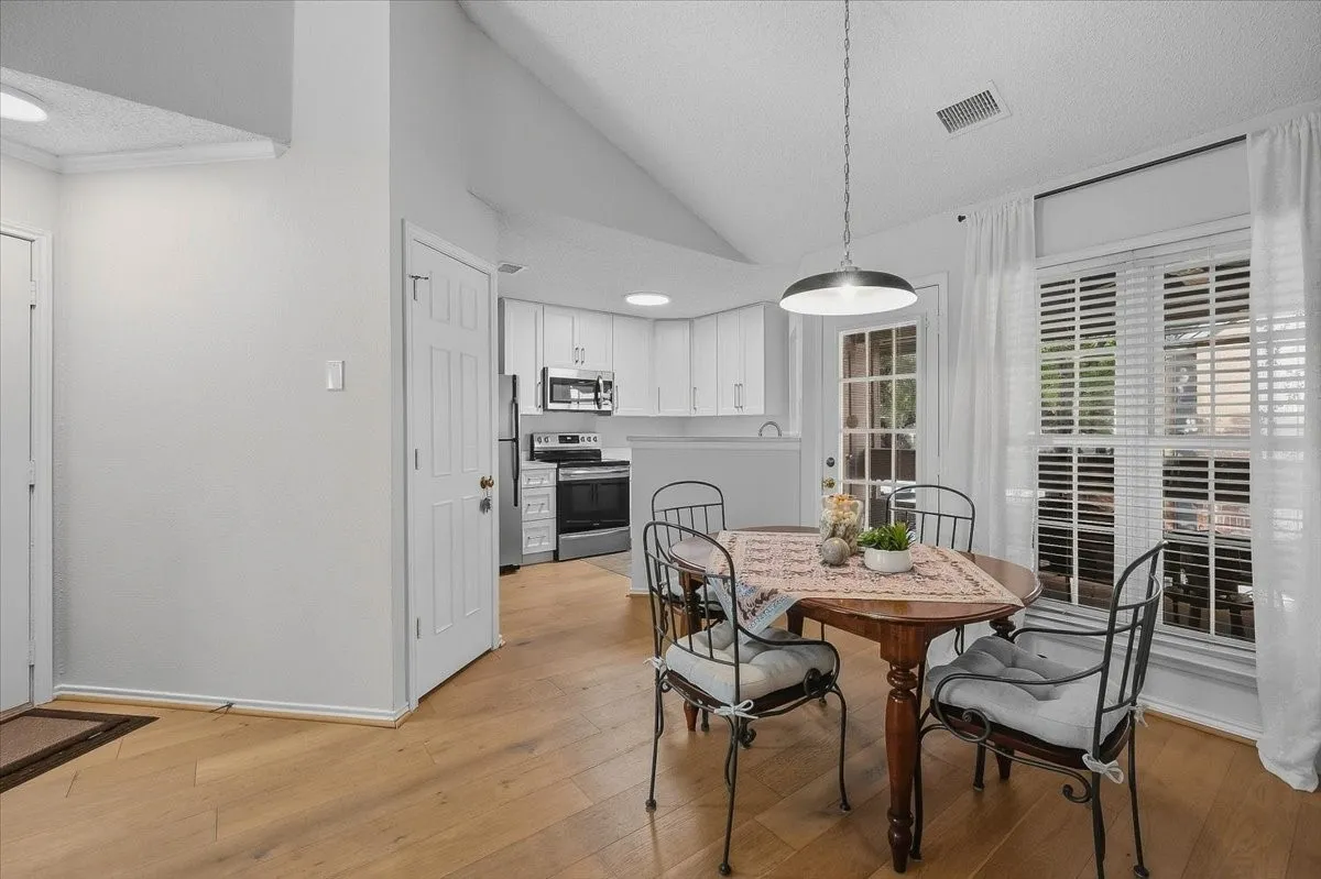 Condominium For Sale in Tarrant County , 264 Jefferson Parkway, Fort Worth, Texas 76107, 2 Bedroom, 1 Bathroom, Garage spaces, 948 Sqft, built in 1984, mls#21395718, Real Estate Agent in Fort Worth, Homes For Sale in Tarrant county, Homes For Sale in Fort Worth, Realtor in Fort Worth Texas, Real Estate Brokerage Independent Realty Texas, Luminita Cordes Realtor
