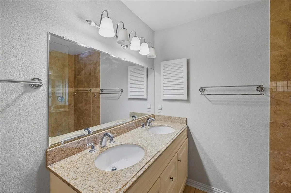 Condominium For Sale in Tarrant County , 264 Jefferson Parkway, Fort Worth, Texas 76107, 2 Bedroom, 1 Bathroom, Garage spaces, 948 Sqft, built in 1984, mls#21395718, Real Estate Agent in Fort Worth, Homes For Sale in Tarrant county, Homes For Sale in Fort Worth, Realtor in Fort Worth Texas, Real Estate Brokerage Independent Realty Texas, Luminita Cordes Realtor