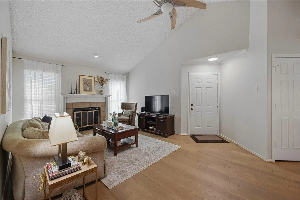 Condominium For Sale in Tarrant County , 264 Jefferson Parkway, Fort Worth, Texas 76107, 2 Bedroom, 1 Bathroom, Garage spaces, 948 Sqft, built in 1984, mls#21395718, Real Estate Agent in Fort Worth, Homes For Sale in Tarrant county, Homes For Sale in Fort Worth, Realtor in Fort Worth Texas, Real Estate Brokerage Independent Realty Texas, Luminita Cordes Realtor