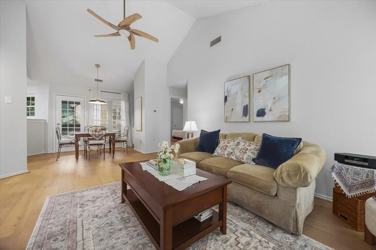Condominium For Sale in Tarrant County , 264 Jefferson Parkway, Fort Worth, Texas 76107, 2 Bedroom, 1 Bathroom, Garage spaces, 948 Sqft, built in 1984, mls#21395718, Real Estate Agent in Fort Worth, Homes For Sale in Tarrant county, Homes For Sale in Fort Worth, Realtor in Fort Worth Texas, Real Estate Brokerage Independent Realty Texas, Luminita Cordes Realtor