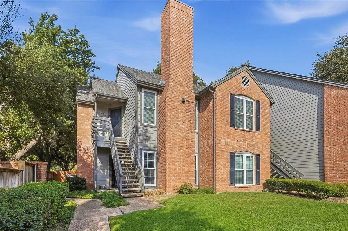 Condominium For Sale in Tarrant County , 264 Jefferson Parkway, Fort Worth, Texas 76107, 2 Bedroom, 1 Bathroom, Garage spaces, 948 Sqft, built in 1984, mls#21395718, Real Estate Agent in Fort Worth, Homes For Sale in Tarrant county, Homes For Sale in Fort Worth, Realtor in Fort Worth Texas, Real Estate Brokerage Independent Realty Texas, Luminita Cordes Realtor