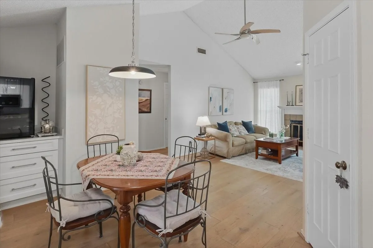 Condominium For Sale in Tarrant County , 264 Jefferson Parkway, Fort Worth, Texas 76107, 2 Bedroom, 1 Bathroom, Garage spaces, 948 Sqft, built in 1984, mls#21395718, Real Estate Agent in Fort Worth, Homes For Sale in Tarrant county, Homes For Sale in Fort Worth, Realtor in Fort Worth Texas, Real Estate Brokerage Independent Realty Texas, Luminita Cordes Realtor