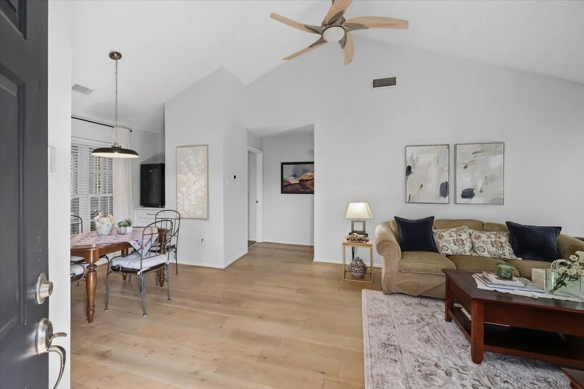 Condominium For Sale in Tarrant County , 264 Jefferson Parkway, Fort Worth, Texas 76107, 2 Bedroom, 1 Bathroom, Garage spaces, 948 Sqft, built in 1984, mls#21395718, Real Estate Agent in Fort Worth, Homes For Sale in Tarrant county, Homes For Sale in Fort Worth, Realtor in Fort Worth Texas, Real Estate Brokerage Independent Realty Texas, Luminita Cordes Realtor