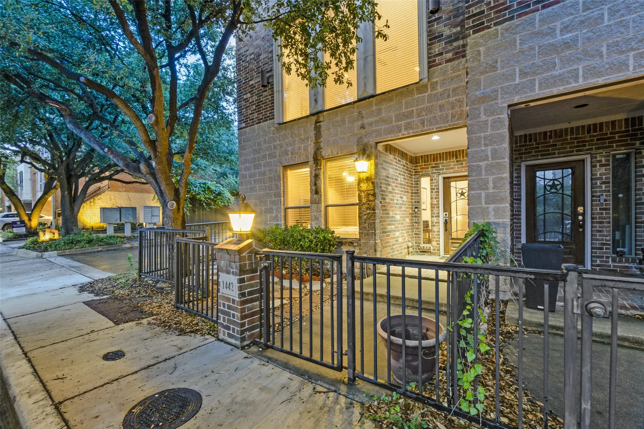 Private entry fenced courtyard