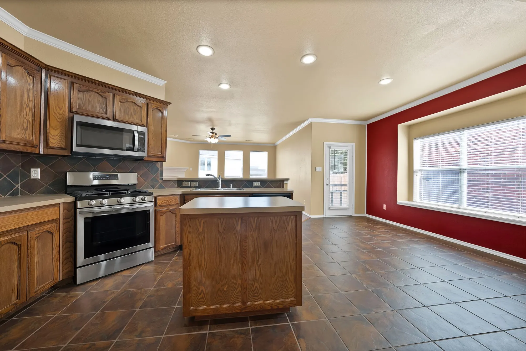 Single Family Residence For Sale in Tarrant County , 6016 Horse Trap Drive, Fort Worth, Texas 76179, 3 Bedroom, 2 Bathroom, 2 Garage spaces, 1,760 Sqft, built in 2005, mls#21396761, Real Estate Agent in Fort Worth, Homes For Sale in Tarrant county, Homes For Sale in Fort Worth, Realtor in Fort Worth Texas, Real Estate Brokerage Independent Realty Texas, Luminita Cordes Realtor