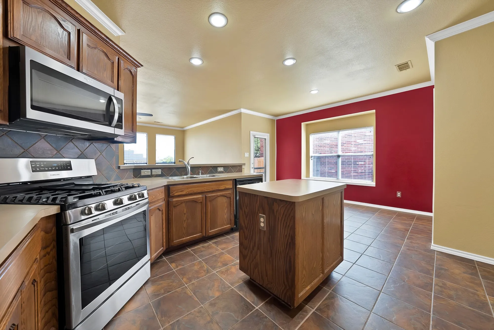Single Family Residence For Sale in Tarrant County , 6016 Horse Trap Drive, Fort Worth, Texas 76179, 3 Bedroom, 2 Bathroom, 2 Garage spaces, 1,760 Sqft, built in 2005, mls#21396761, Real Estate Agent in Fort Worth, Homes For Sale in Tarrant county, Homes For Sale in Fort Worth, Realtor in Fort Worth Texas, Real Estate Brokerage Independent Realty Texas, Luminita Cordes Realtor