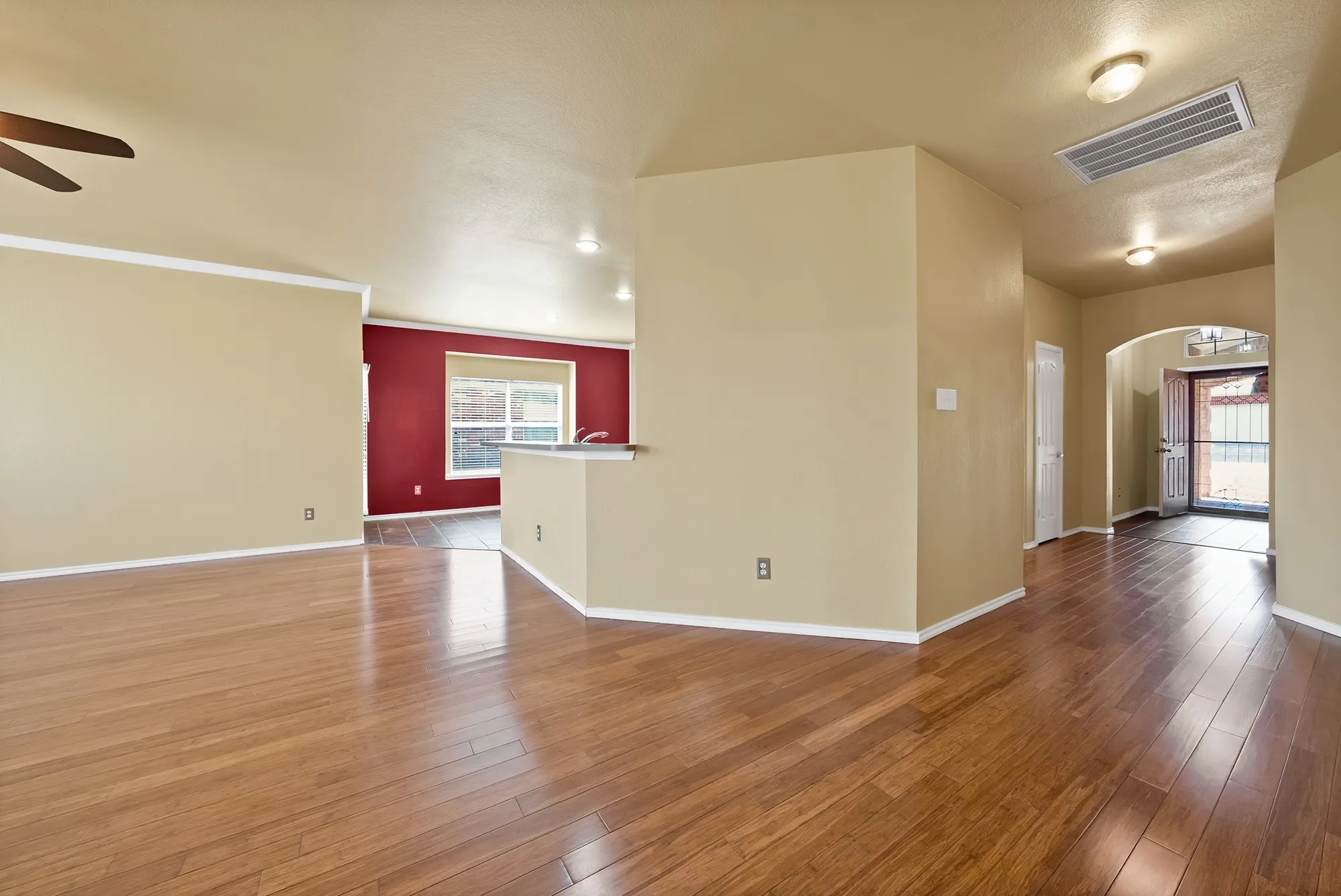 Single Family Residence For Sale in Tarrant County , 6016 Horse Trap Drive, Fort Worth, Texas 76179, 3 Bedroom, 2 Bathroom, 2 Garage spaces, 1,760 Sqft, built in 2005, mls#21396761, Real Estate Agent in Fort Worth, Homes For Sale in Tarrant county, Homes For Sale in Fort Worth, Realtor in Fort Worth Texas, Real Estate Brokerage Independent Realty Texas, Luminita Cordes Realtor