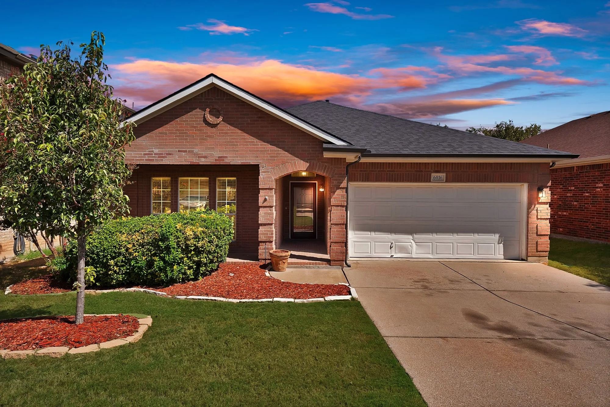 Single Family Residence For Sale in Tarrant County , 6016 Horse Trap Drive, Fort Worth, Texas 76179, 3 Bedroom, 2 Bathroom, 2 Garage spaces, 1,760 Sqft, built in 2005, mls#21396761, Real Estate Agent in Fort Worth, Homes For Sale in Tarrant county, Homes For Sale in Fort Worth, Realtor in Fort Worth Texas, Real Estate Brokerage Independent Realty Texas, Luminita Cordes Realtor