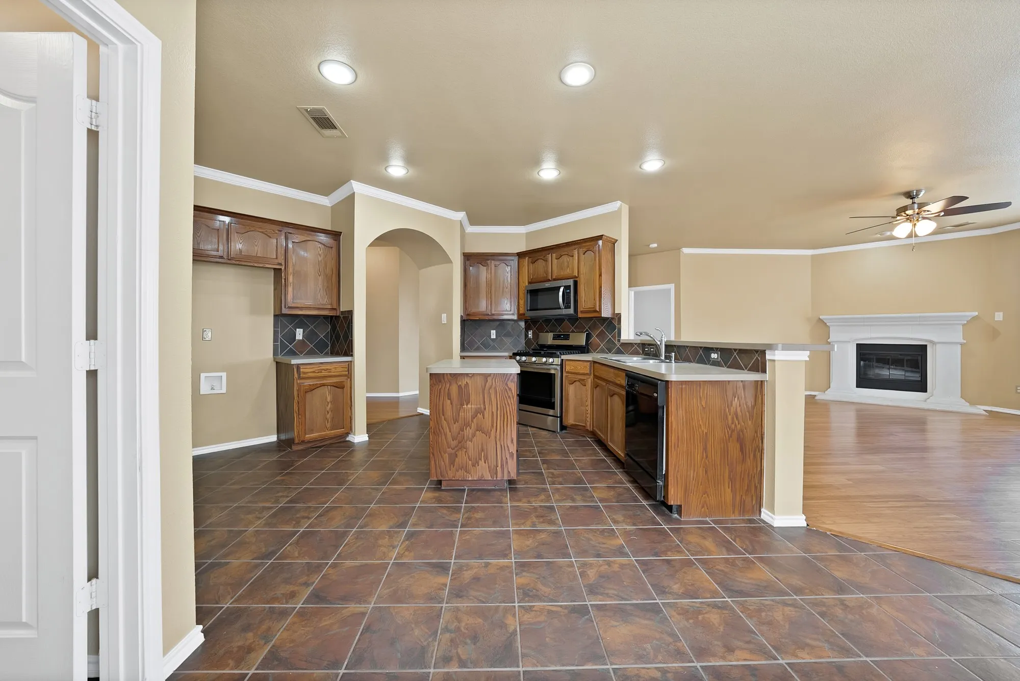 Single Family Residence For Sale in Tarrant County , 6016 Horse Trap Drive, Fort Worth, Texas 76179, 3 Bedroom, 2 Bathroom, 2 Garage spaces, 1,760 Sqft, built in 2005, mls#21396761, Real Estate Agent in Fort Worth, Homes For Sale in Tarrant county, Homes For Sale in Fort Worth, Realtor in Fort Worth Texas, Real Estate Brokerage Independent Realty Texas, Luminita Cordes Realtor