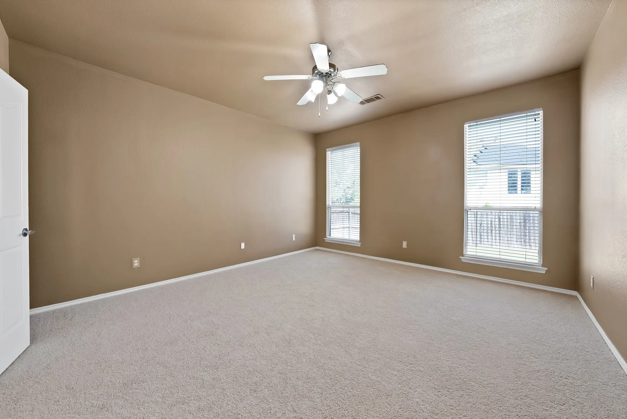 Single Family Residence For Sale in Tarrant County , 6016 Horse Trap Drive, Fort Worth, Texas 76179, 3 Bedroom, 2 Bathroom, 2 Garage spaces, 1,760 Sqft, built in 2005, mls#21396761, Real Estate Agent in Fort Worth, Homes For Sale in Tarrant county, Homes For Sale in Fort Worth, Realtor in Fort Worth Texas, Real Estate Brokerage Independent Realty Texas, Luminita Cordes Realtor