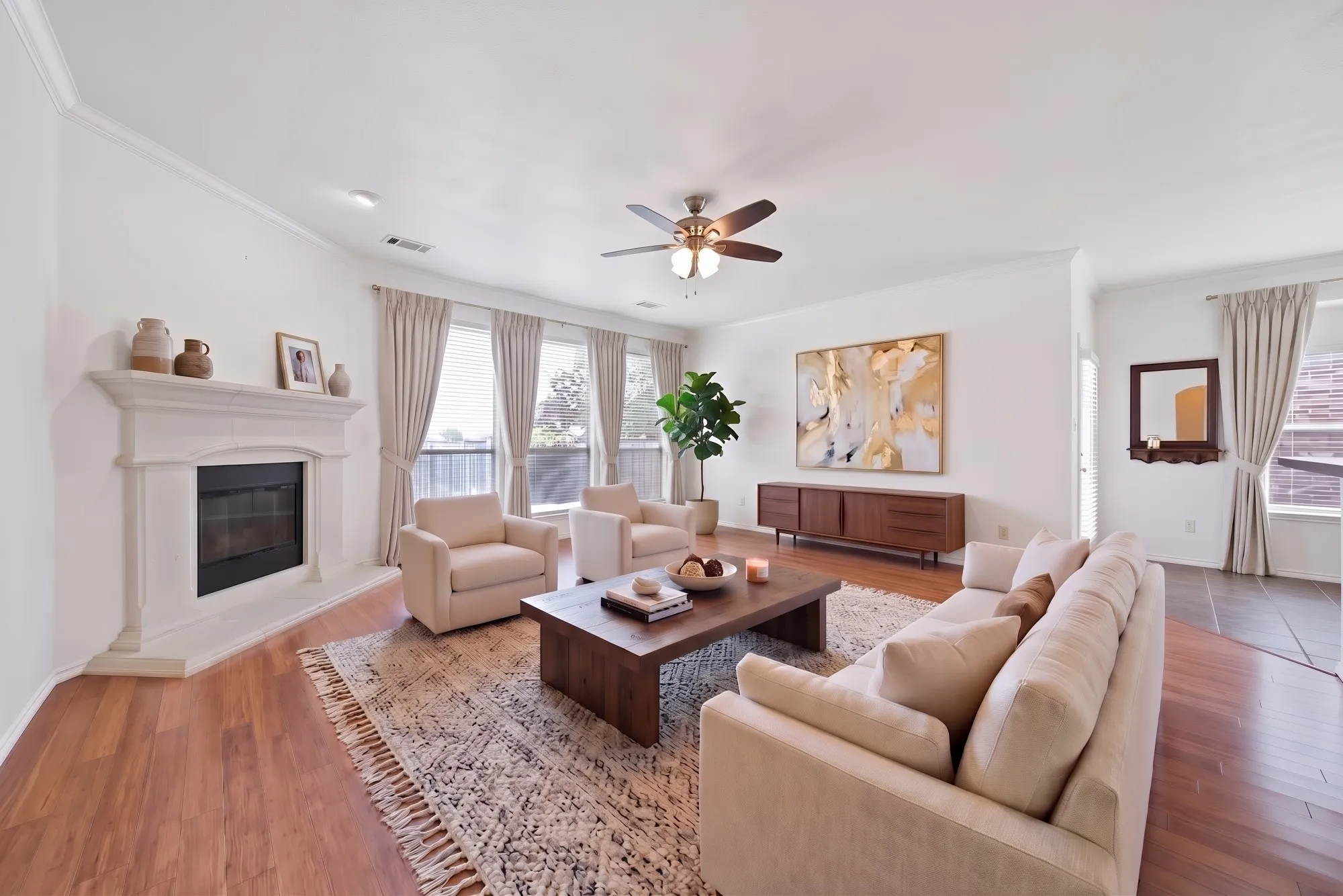 virtually staged livingroom with visualized white walls and ceilings