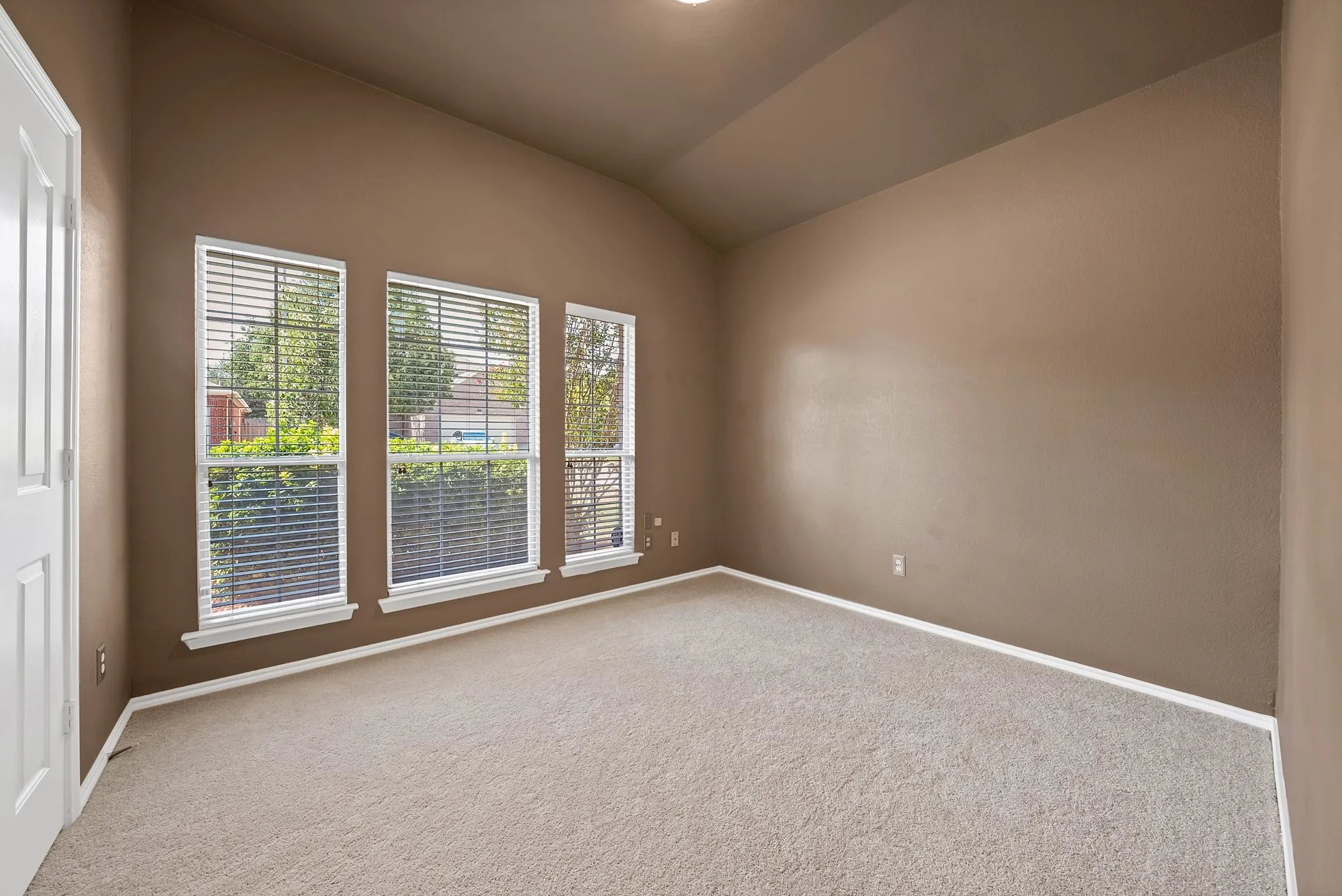 Single Family Residence For Sale in Tarrant County , 6016 Horse Trap Drive, Fort Worth, Texas 76179, 3 Bedroom, 2 Bathroom, 2 Garage spaces, 1,760 Sqft, built in 2005, mls#21396761, Real Estate Agent in Fort Worth, Homes For Sale in Tarrant county, Homes For Sale in Fort Worth, Realtor in Fort Worth Texas, Real Estate Brokerage Independent Realty Texas, Luminita Cordes Realtor