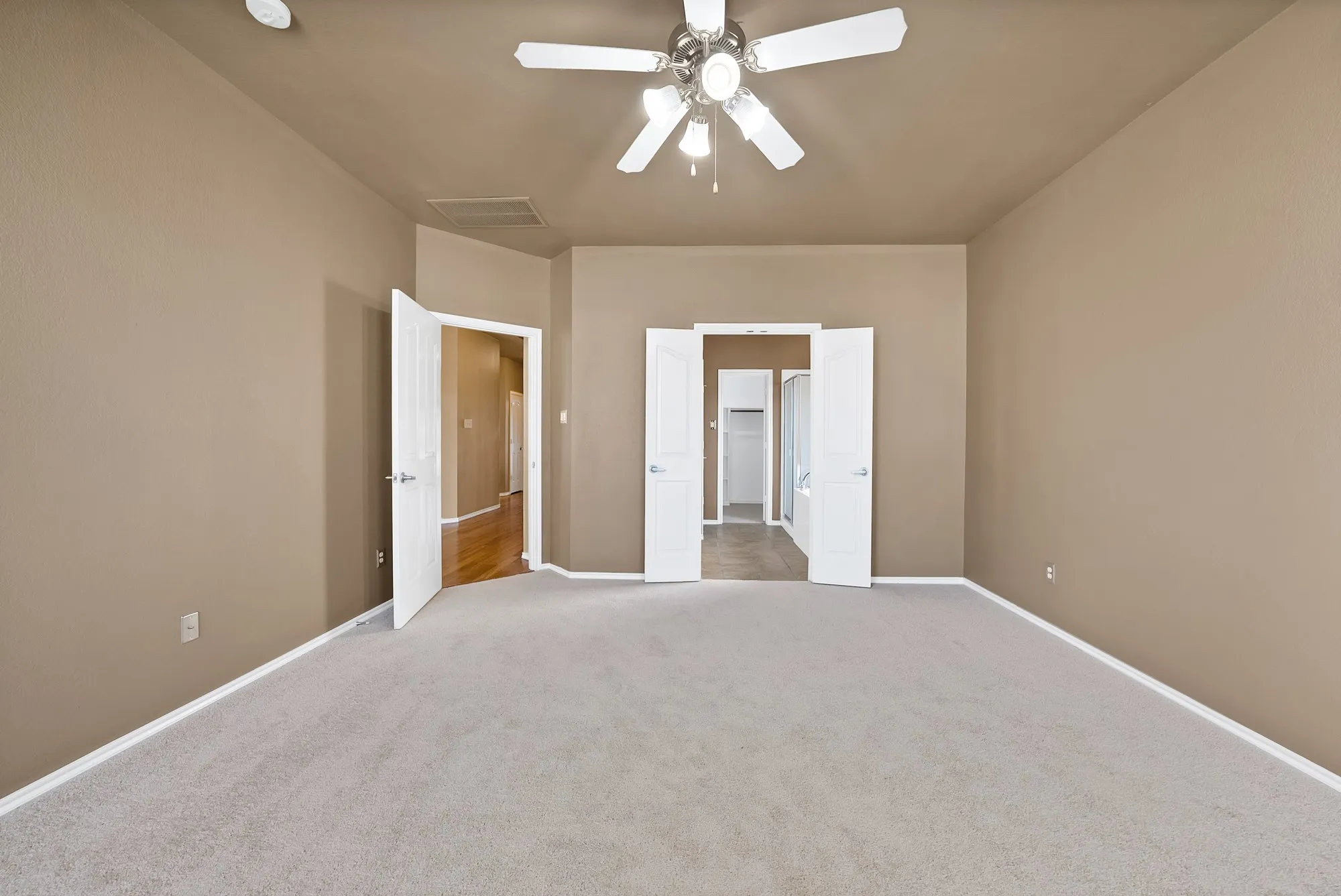 Single Family Residence For Sale in Tarrant County , 6016 Horse Trap Drive, Fort Worth, Texas 76179, 3 Bedroom, 2 Bathroom, 2 Garage spaces, 1,760 Sqft, built in 2005, mls#21396761, Real Estate Agent in Fort Worth, Homes For Sale in Tarrant county, Homes For Sale in Fort Worth, Realtor in Fort Worth Texas, Real Estate Brokerage Independent Realty Texas, Luminita Cordes Realtor