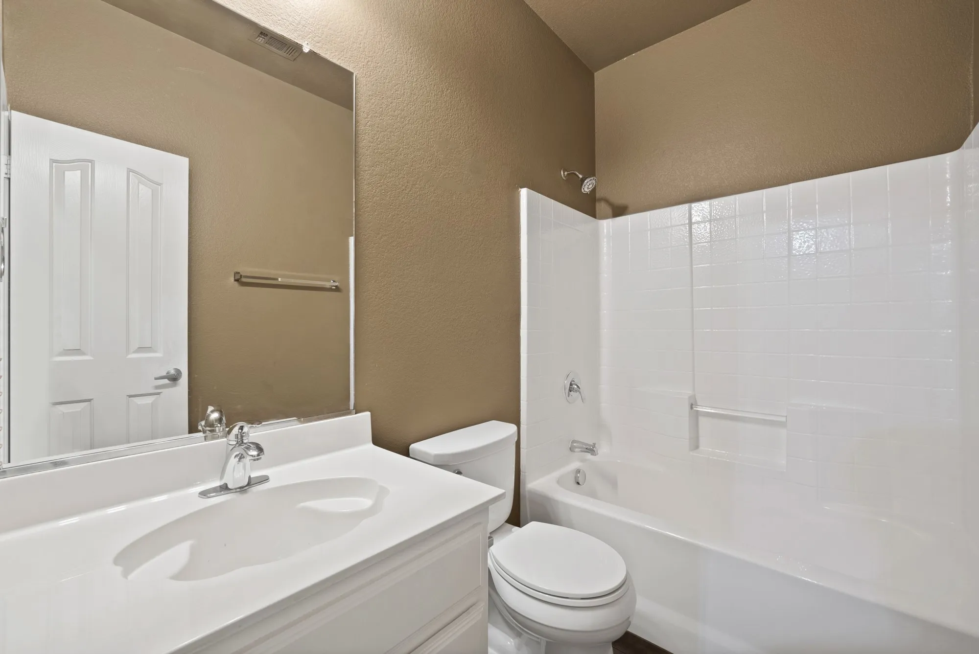 Single Family Residence For Sale in Tarrant County , 6016 Horse Trap Drive, Fort Worth, Texas 76179, 3 Bedroom, 2 Bathroom, 2 Garage spaces, 1,760 Sqft, built in 2005, mls#21396761, Real Estate Agent in Fort Worth, Homes For Sale in Tarrant county, Homes For Sale in Fort Worth, Realtor in Fort Worth Texas, Real Estate Brokerage Independent Realty Texas, Luminita Cordes Realtor
