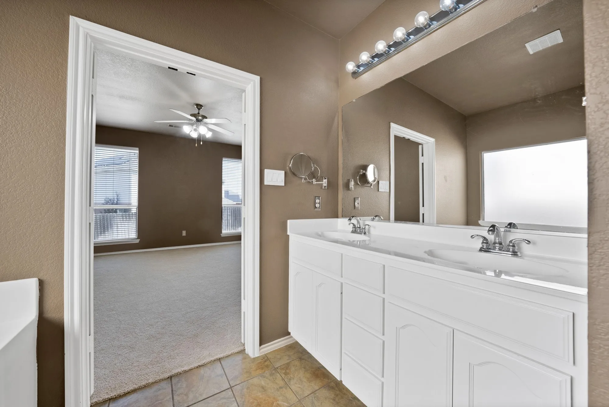 Single Family Residence For Sale in Tarrant County , 6016 Horse Trap Drive, Fort Worth, Texas 76179, 3 Bedroom, 2 Bathroom, 2 Garage spaces, 1,760 Sqft, built in 2005, mls#21396761, Real Estate Agent in Fort Worth, Homes For Sale in Tarrant county, Homes For Sale in Fort Worth, Realtor in Fort Worth Texas, Real Estate Brokerage Independent Realty Texas, Luminita Cordes Realtor